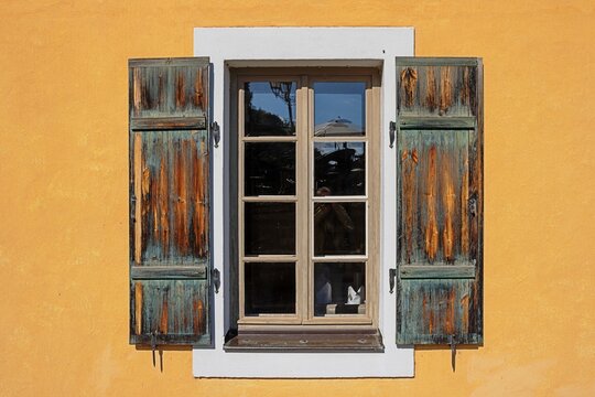 gera, deutschland - pittoreskes altes fenster mit verwittertem fensterladen