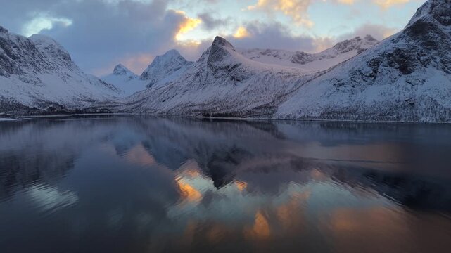 Amanecer en el fiordo a vista de dron Noruega