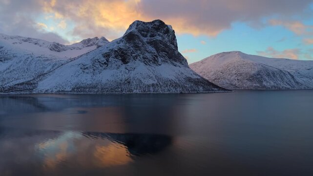 fiordo noruego a vista de dron