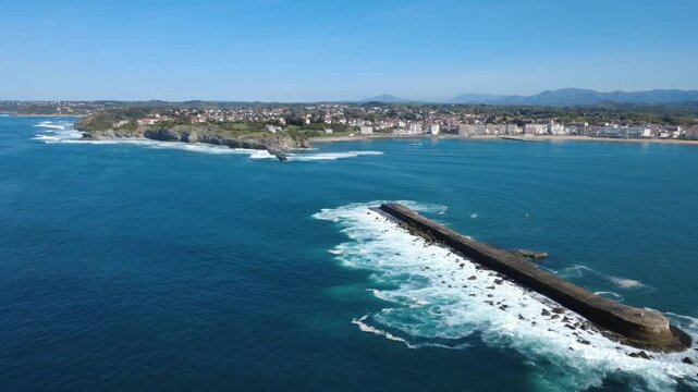 La baie de Saint Jean de Luz, les digues et la sainte barbe, dans le pays basque