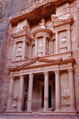 Obraz premium Detailed View of Petra Treasury Facade Carved into Rose Sandstone