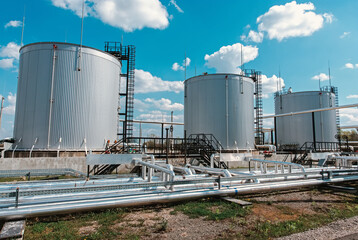 Obraz premium Industrial storage tanks and pipelines