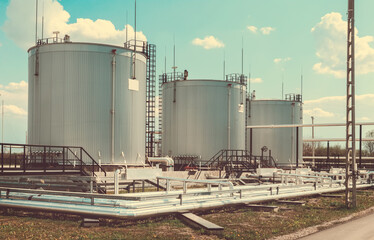 Obraz premium Industrial storage tanks and pipelines