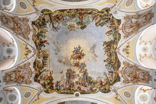 Innenansichten einer Barockkirche 