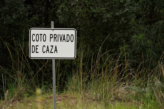 Cartel de coto privado de caza en un entorno natural boscoso