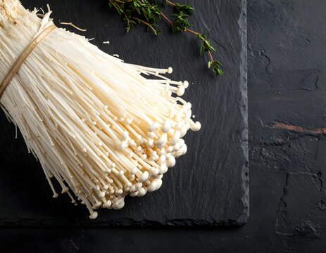 Hongo Melena de Le&oacute;n fresco sobre tabla de pizarra para cocina vegana