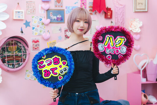 推し活うちわを持つハイトーンショートボブヘアの女性