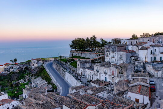 Vista panoramica del mare al tramonto dai tetti delle case di Monte Sant'Angelo( Gargano , Foggia , Puglia , Italia)