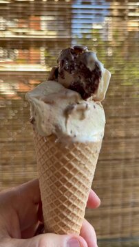 cucurucho helado crema de avellanas y chocolate blanco