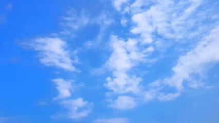 Fototapeta premium Calming blue sky with white clouds