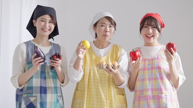 食育の指導をする給食の栄養士