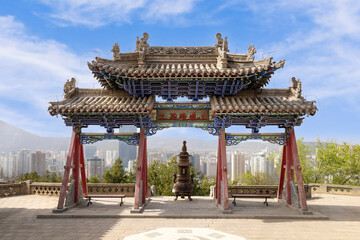 Obraz premium The magnificent memorial archway and Sanxing Hall stand prominently in White Pagoda Mountain Park in Lanzhou
