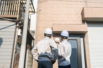 Obraz premium 住宅を点検する男性作業員のグループ