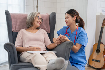 Obraz premium Nurturing support nurse engaging with elderly patient at home caring environment emotional connection warm viewpoint