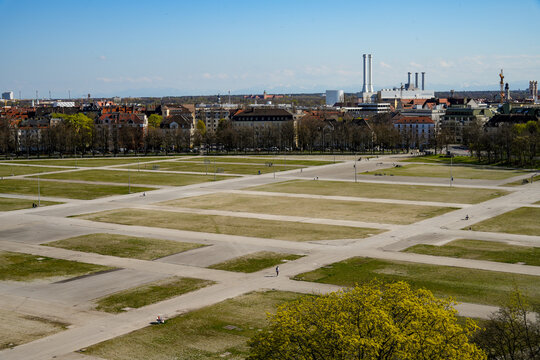 Theresienwiese in M&uuml;nchen, Veranstaltungsort des weltber&uuml;hmten Oktoberfests. Im Hintergrund sind markante Teile der M&uuml;nchner Skyline wie das Heizkraftwerk S&uuml;d im Stadtbezirk Sendling zu sehen