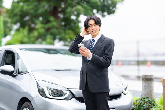 携帯を見る男性