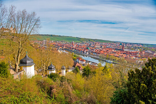 Blick von der Wallfahrtskirche K&auml;ppele auf das historische Zentrum von W&uuml;rzburg, Deutschland
