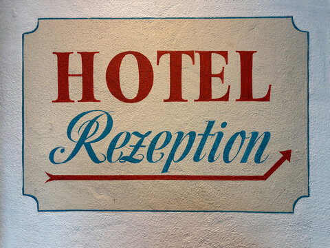 Hinweisschild zu einem Hotel