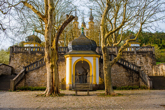 Die Wallfahrtskirche (auch im Volksmund K&auml;ppele genannt) auf dem Nikolausberg &uuml;ber W&uuml;rzburg