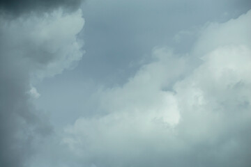 Obraz premium Dark cumulus clouds in daylight.