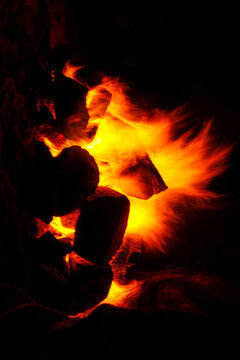 Fuego, llamas, brasas, carb&oacute;n, le&ntilde;a, calor, ardiente, rojo, naranja, amarillo, incandescencias, luz, oscuridad, negro, contraste, humo, energ&iacute;a, combusti&oacute;n, noche, hoguera, asado, calidez, fuerza