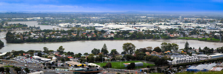 Obraz premium Panoramic Tāmaki River and Half Moon Bay summer landscape with Auckland suburb viewed from Mount Wellington / Maungarei in New Zealand