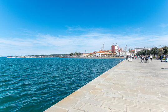 Passeggiata sul lungomare di Capodistria in primavera con il cielo blu 