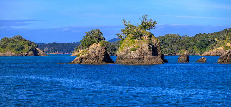 Hole in the rock boat tour bay of islands, new zealand