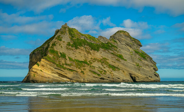 Archway island rock formation wharariki beach, new zealand