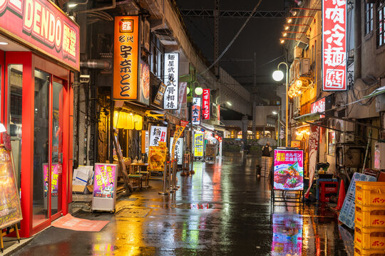 雨に濡れる上野の飲食街夜景
Rainy night street with neon lights in Ueno, Tokyo