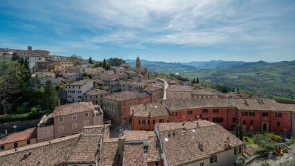 Naklejka premium Italy, 10 April 2026: Medieval village Verucchio with Rocca Malatestiana on hilltop, Valmarecchia landscape Rimini Emilia Romagna, historic borgo architecture, scenic view