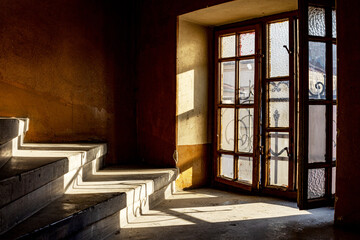 schody, okno, kamienica, światło, słońce © yanek