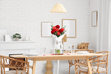 Obraz premium Vase with beautiful dahlias on dining table in living room