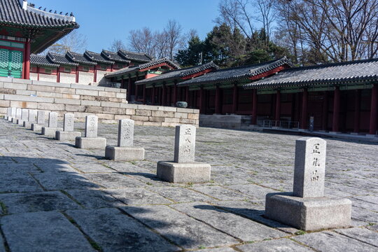 https://gemini.google.com/app/6d32d46a6258f5cc?hl=ko#:~:text=Historical%20Stone%20Rank%20Markers%20(Pumgyeseok)%20in%20the%20Palace%20Courtyard,Gyeonghuigung Palace,Seoul, Korean Traditional Architect