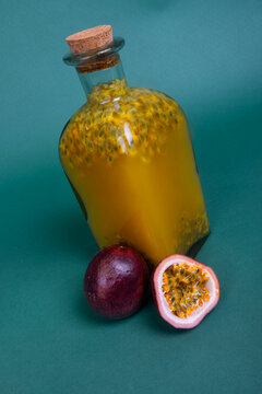 Bouteille de Rhum Arrang&eacute; aux Fruits de la Passion sur Fond Vert