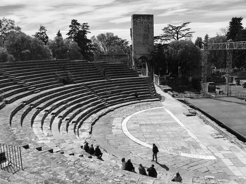 Arles  le th&eacute;atre antique romain , architecture romaine ,lieu de repr&eacute;sentations , pierre calcaire des alpilles  , la sc&egrave;ne 