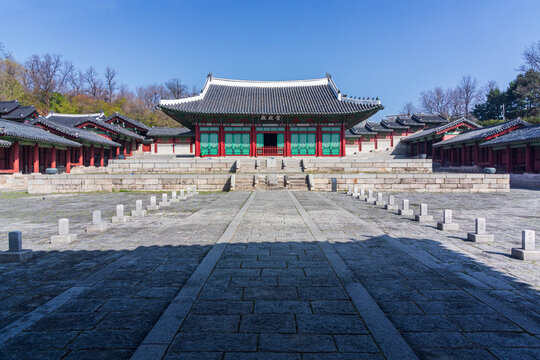 https://gemini.google.com/app/6d32d46a6258f5cc?hl=ko#:~:text=Historical%20Stone%20Rank%20Markers%20(Pumgyeseok)%20in%20the%20Palace%20Courtyard,Gyeonghuigung Palace,Seoul, Korean Traditional Architect