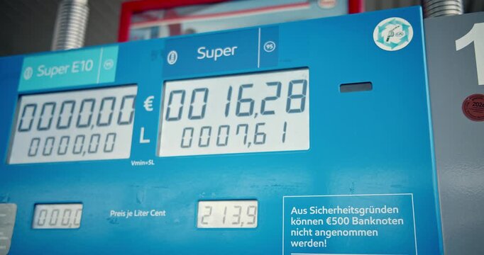 Zapfs&auml;ulenanzeige an einer Tankstelle in Berlin