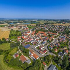Fototapeta premium Die Ortschaft Atting nahe Straubing in Niederbayern aus der Vogelperspektive