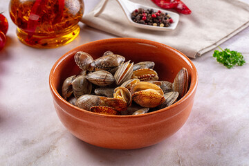 Steamed vongole clams with spices © Andrei Starostin