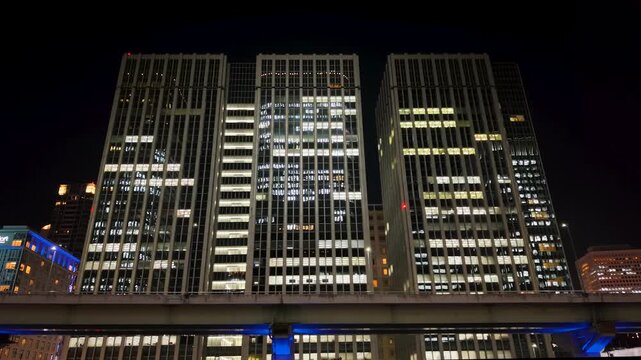 日本の都市夜景 左右対称に並ぶ高層オフィスビルの窓の明かり
