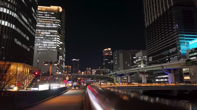 大阪梅田の夜景 川沿いのビル群と鮮やかなライトアップ