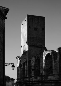 Arles , cit&eacute; romaine , les ar&egrave;nes et sa tour fortifi&eacute;e , dans le centre ville , amphith&eacute;&acirc;tre  romain  en Camargue 