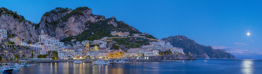 Fototapeta premium Amalfi - Amalfi coast - The city panorama with the coast at dusk.