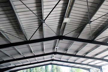Charpente métallique sur hangar, bâtiment, panneaux sandwich isolants couverture toiture  © CURIOS