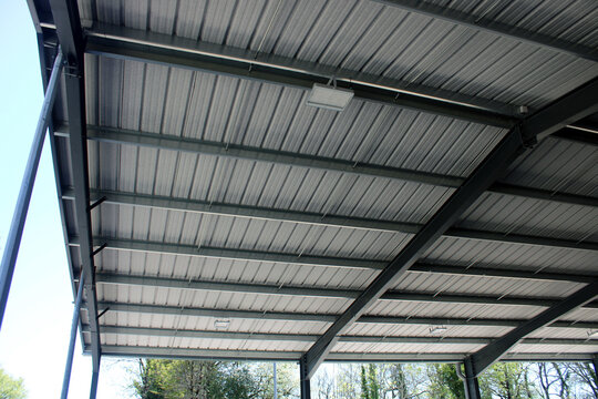 Charpente m&eacute;tallique sur hangar, b&acirc;timent, panneaux sandwich isolants couverture toiture 