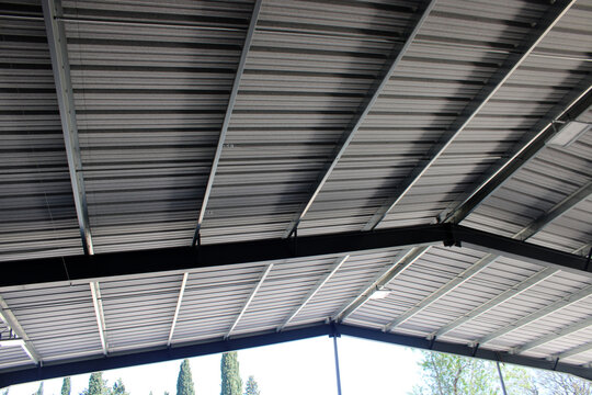 Charpente m&eacute;tallique sur hangar, b&acirc;timent, panneaux sandwich isolants couverture toiture 