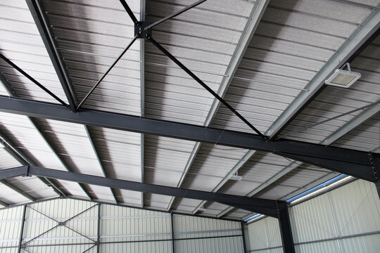 Charpente m&eacute;tallique sur hangar, b&acirc;timent, panneaux sandwich isolants couverture toiture 