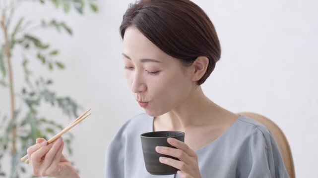 ざるうどんを食べる女性