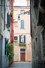 Obraz premium narrow street in venice italy